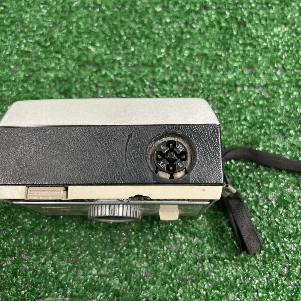Vintage Kodak Instamatic 104‎ Film Camera With 2 Sylvania Flash Cubes